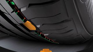Zukünftige Reifendrucksensoren von Continental erkennen auch die Reifenprofiltiefe. Ist das Profil unter einen jeweils individuellen Grenzwert heruntergefahren, meldet die Bordelektronik, dass ein Reifenwechsel ansteht. (Continental)