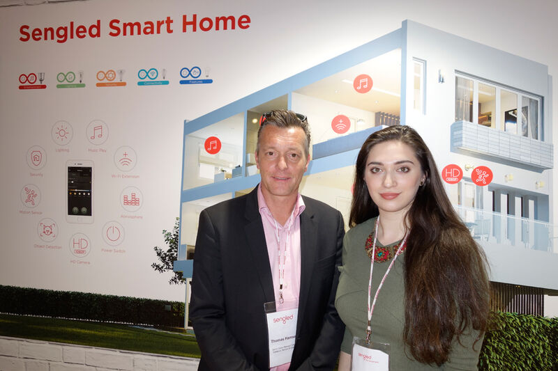 Bei dem Thema Smart Home  gehen bei Thomas Hamsen und Maria Grohmann, Sengled, einige Lichter an! (Bild: IT-BUSINESS)