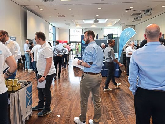 Gelebtes Obsoleszenzmanagement: Während der COGD Expo 2026 wurde auch außerhalb der Vortrags- und Ausstellungsräume intensiv über die besten Maßnahmen und Strategien zur Reduzierung von Obsoleszenzrisiken diskutiert.  (Bild:  Dirk Thiesen)