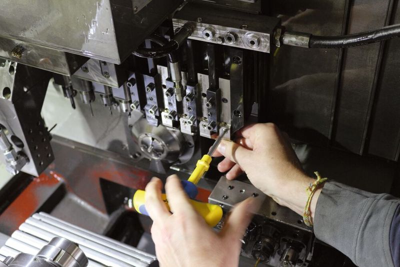 … setzt den bereits vorbereiteten neuen Wechselkopf ein und zieht die Schraube fest – fertig. Ein erneutes Einmessen entfällt. (Bild: Iscar)