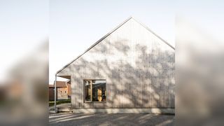 Die von Henning Larsen entworfene Erweiterung der Feldballe-Schule in Rønde ist ein rund 250 Quadratmeter großer Neubau, der als Modellprojekt für nachhaltiges Bauen im Bildungsbereich dient. Das Gebäude zeigt, dass der Einsatz von kohlenstoffnegativen und biobasierten Materialien im modernen Schulbau technisch und gestalterisch realisierbar ist. Verwendet wurden unter anderem nachwachsende Rohstoffe wie Holz und andere natürliche Baustoffe, die CO₂ binden und damit aktiv zur Reduktion der Klimabelastung beitragen. (Bild: Rasmus Hjortshøj)