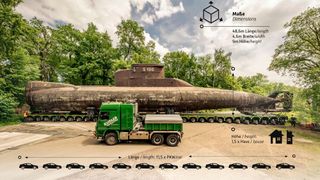 Größenverhältnisse sichtbar gemacht: Bis zu vier Schwerlastzugmaschinen brachten U17 sicher ins Technik Museum nach Sinsheim. (Bild: Auto - Technik - Museum e.V.)