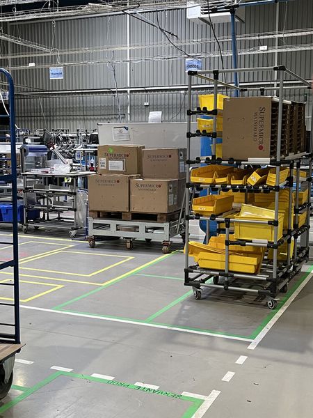 In der Serverfertigung von OVHcloud: Zwar fährt ein 