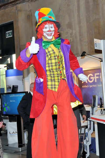 Auch der Clown ist mit dem Messekonzept einverstanden. (Archiv: Vogel Business Media)