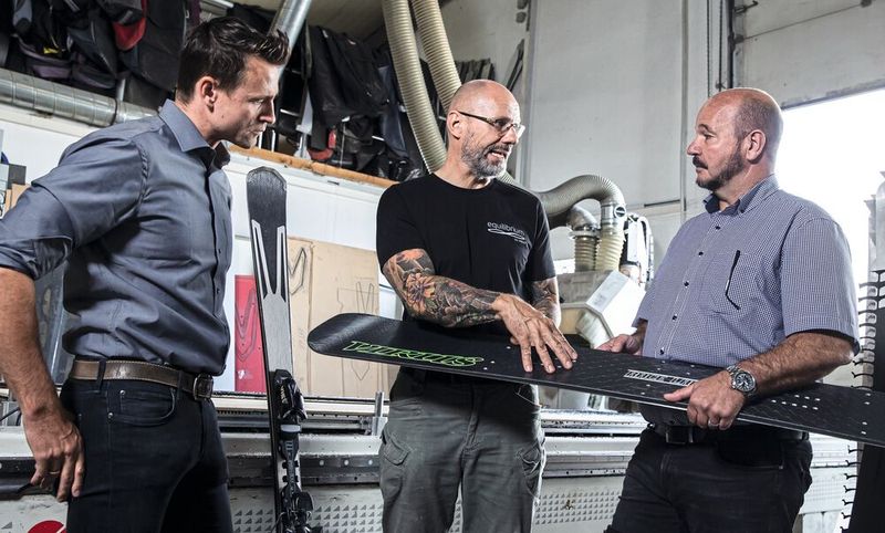 Frank Dietzel (Mitte) im Gespräch mit den Horn-Technikern Robert Braun (l.) und Stefan Bachmann. (Bild: Horn/Sauermann)