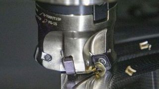 Dormer Pramet hat die Produktpalette in Sachen Fräser für den Werkzeug- und Formenbau erweitert. Zu den Neulingen zählen die doppelseitigen Wendeschneidplatten SNGX11, die das Fräsen mit hohen Vorschubwerten bis zu einer Tiefe von 1,7 mm erlauben, wie der Hersteller betont. (Dormer Pramet)