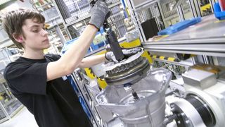 Für die Ausweitung seiner Pkw-Automatgetriebeproduktion übernimmt ZF zum Jahresbeginn 2012 von der Bauknecht Hausgeräte GmbH deren Werk im saarländischen Neunkirchen.  (Bild: ZF)
