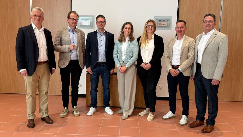 Die künftige Führung des MG-Partnerverbands: (v. l.) Geschäftsführer Holger Thon, Oliver Herbst, Bastian Stark, Julia Bartmann, Isabel Knauber, Milosz Szymanski und Michael Strietzel. (Bild:  Wehner - VCG)