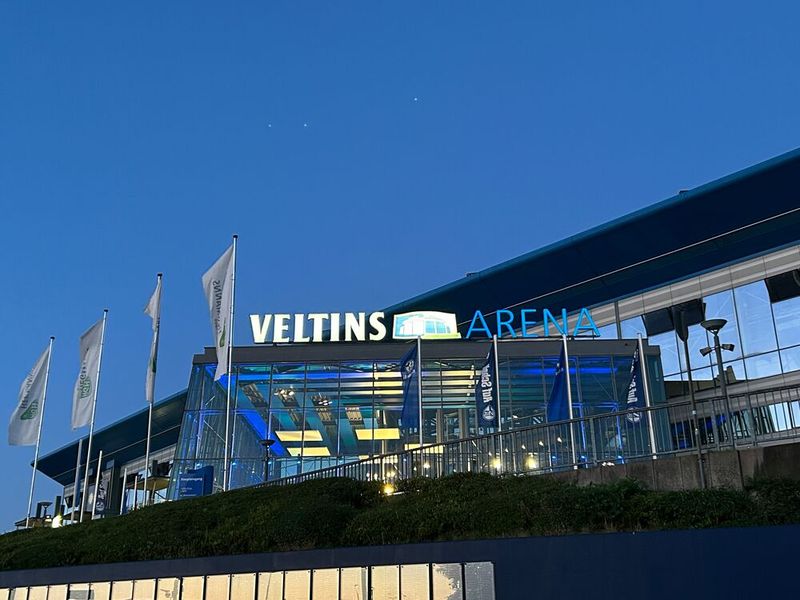 Die diesjährige Location stand ganz im Zeichen des Fußballsports: die Veltins-Arena in Gelsenkirchen.  (Bild: Vogel IT-Medien)