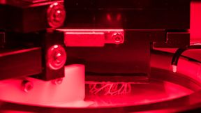 Forscher vom KIT in Karlsruhe untersuchen hier nicht das Rotlichtmilieu, sondern drucken keramische Bauteile mithilfe eines besonderen Bindersystems. Was man damit alles anstellen kann, erfahren Sie im nebenstehenden Bericht ... (Bild: KIT)