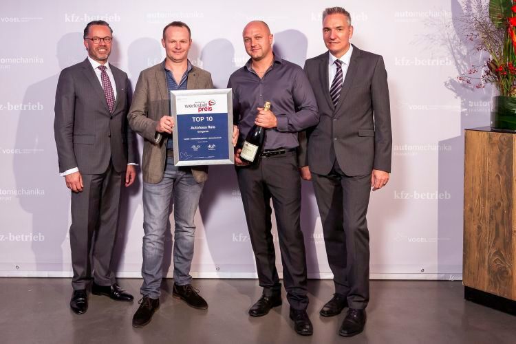 Peter (2. v.l.) und Bruder Andreas Reis mit ihrem Betrieb in Ennigerloh zählen zu den zehn besten freien Werkstätten Deutschlands.  (Bild: Stefan Bausewein)