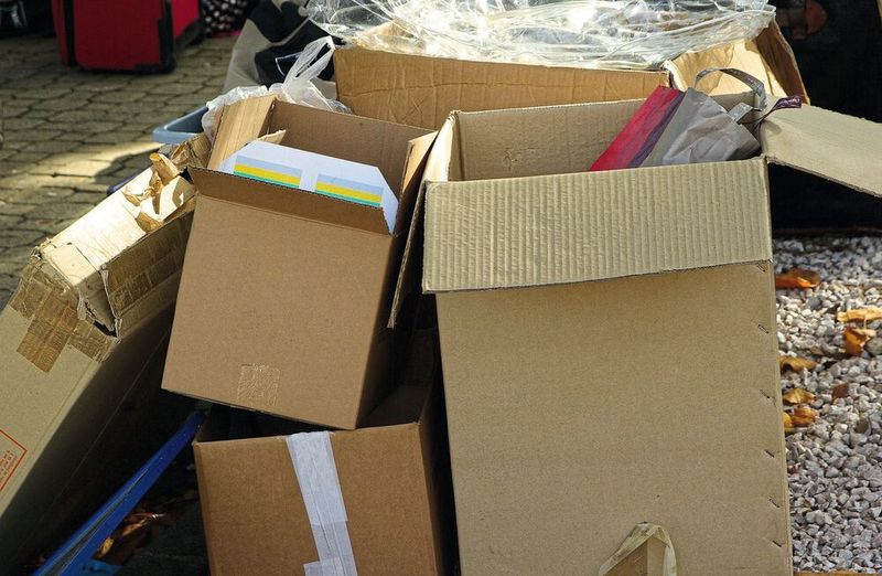 Verpackungen Verpackungen machen einen großen Teil der Abfälle aus verschiedenen Materialien aus. Im Jahr 2021 fielen 19,7 Millionen Tonnen Verpackungsabfälle an, und der Trend ist weiterhin steigend, was auf veränderte Konsumgewohnheiten zurückzuführen ist. 2020 wurden 67,9 Prozent der Verpackungsabfälle in das letzte Recyclingverfahren überführt, und insgesamt wurden 96 Prozent der Verpackungsabfälle verwertet. Während die Recyclingquoten für Glas, Papier/Karton und Eisenmetalle hoch sind, wurden 2021 nur 48,4 Prozent der Kunststoffverpackungen werkstofflich recycelt.  Zukünftig sollte Verpackungsmüll möglichst vermieden und der verbleibende Abfall bestmöglich recycelt werden. Dabei muss schon bei der Entwicklung auf eine gute Recyclingfähigkeit geachtet werden. Lesetipp: Pilze – der Stoff aus dem Materialträume gemacht sind (Bild: frei lizenziert)