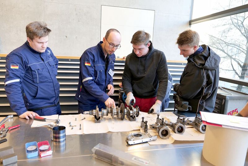 Nach dem Wettbewerb ist vor dem Wettbewerb. Der deutsche Experte Franz Havlat gab den Teilnehmern Tipps für eine kommende Motorvermessung mit auf den Weg nach Hause. (Bild: Schmidt - VCG)