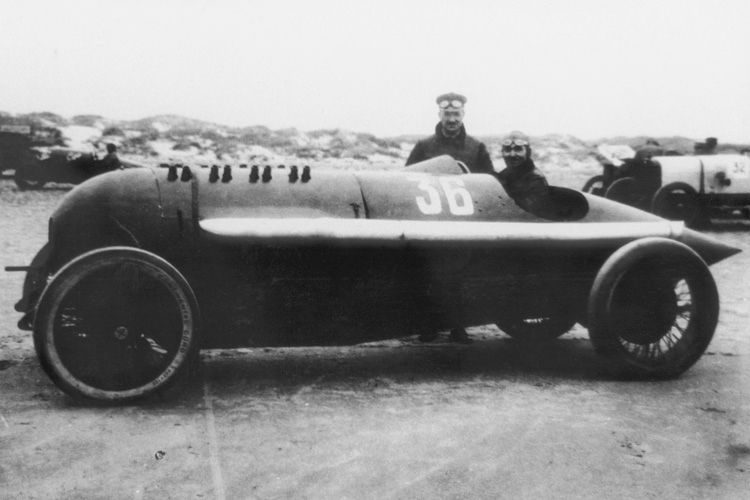 Damit fuhr das Grüne Monster dem Geschwindigkeitsrekordler Malcolm Campbell davon. (Bild: Opel)