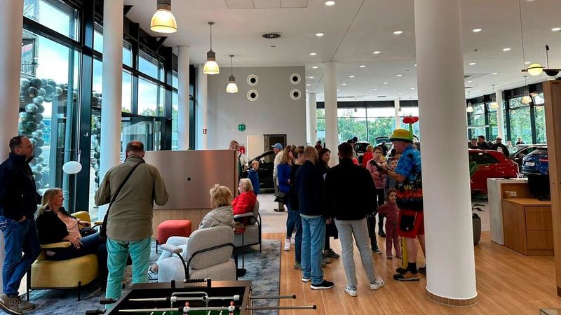 Früher wurden hier Ford-Nutzfahrzeuge präsentiert. (Bild: Hugo Pfohe)