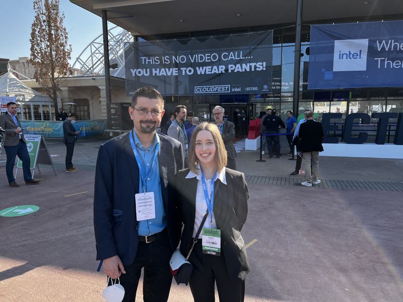 Bogdan Kruszewski und Isabelle Albrecht (bluechip) freuen sich über bekannte Gesichter und keine Teams-Gespräche. (Bild: IT-BUSINESS)