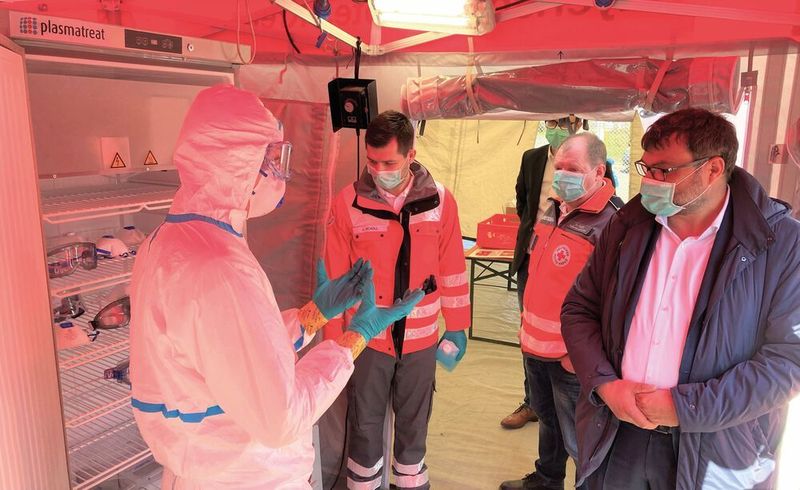 Christian Buske (rechts), Geschäftsführer der Firma Plasmatreat GmbH, im Gespräch mit Mitgliedern der Schnelleinsatzgruppe CBRN(E) des BRK-Kreisverbandes Haßberge. (Plasmatreat)