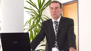 Ludwig Jakob, der Firmengründer, begrüßt seine Gäste bei der Hausmesse.  (Bild: Königsreuther)