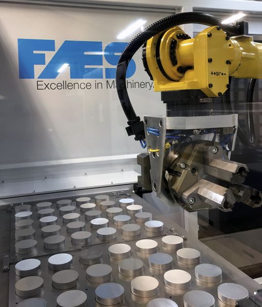 Der Handlingroboter WH25 ermöglicht eine dynamische Automatisierung von Serien mit minimaler Beladezeit. (Bild: FAES)