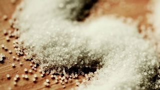 Eine Prise Salz gegen den Durst – Forscher haben die Binsenweisheit, dass man von salzigem Essen mehr trinken muss nun widerlegt.  (gemeinfrei)