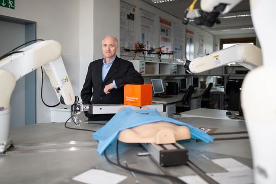 „Wir untersuchen, wie wir aus Bildaufnahmen der Haut Parameter wie Durchblutung und Dicke der Hautschichten rekonstruieren können", erklärt Prof. Dr. Jörg Thiem.(Bild:  Mike Henning/FH Dortmund)