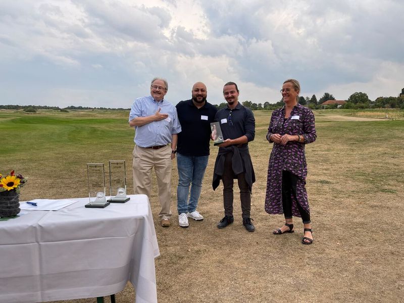 Der Sieger des Golf-Schnupperkurses war Fabian Daka von SoftwareOne (2. v. r.). (Bild: Westcon-Comstor)