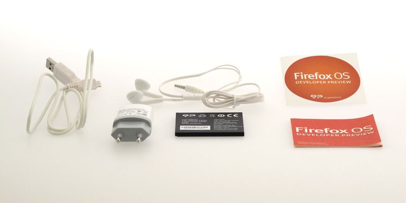 USB-Kabel, Headset, Netzteil, Akku und Aufkleber sind dabei, eine Hülle fehlt. (Bild: Srocke)