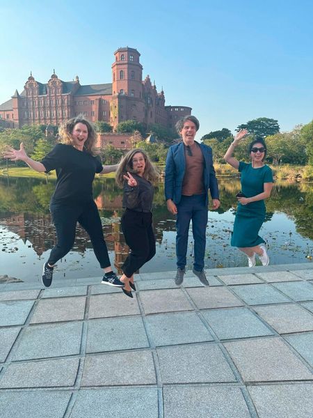 Freudensprünge beim sympathischen Huawei-Team: (v. l.) Katharina Mikulcak, Franziska Helbig, Patrick Berger, Bing Hao (Bild: Vogel IT-Medien GmbH)