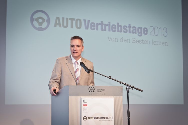 »kfz-betrieb«-Chefredakteur Wolfgang Michel führte durch die Veranstaltung, überließ das Rednerpult aber hauptsächlich den Referenten. (Foto: Bausewein)