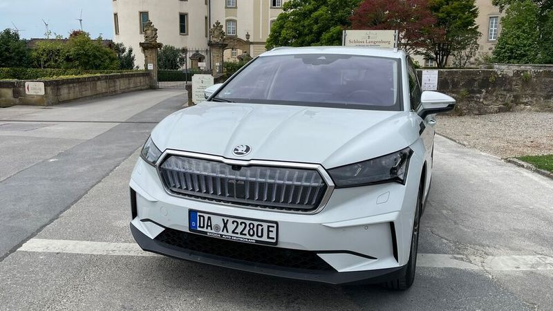Skoda hat mit dem Enyaq ein erfolgreiches E-Modell im Angebot. Am Modell wird regelmäßig gearbeitet.(Bild:  Grimm – VCG)