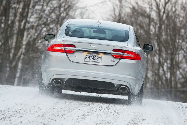 Der Motor mobilisiert 250 kW/340 PS, schafft 250 km/h Spitze und beschleunigt in 6,4 Sekunden auf Tempo 100. (Foto: Jaguar)