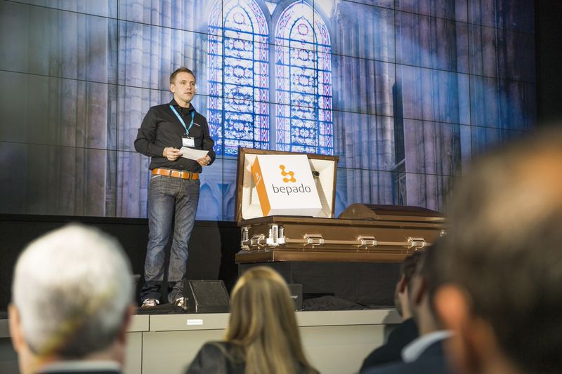Vorstand Stefan Hamann (Shopware) hält die Grabrede für die bepado-Beta (Bild: Shopware)