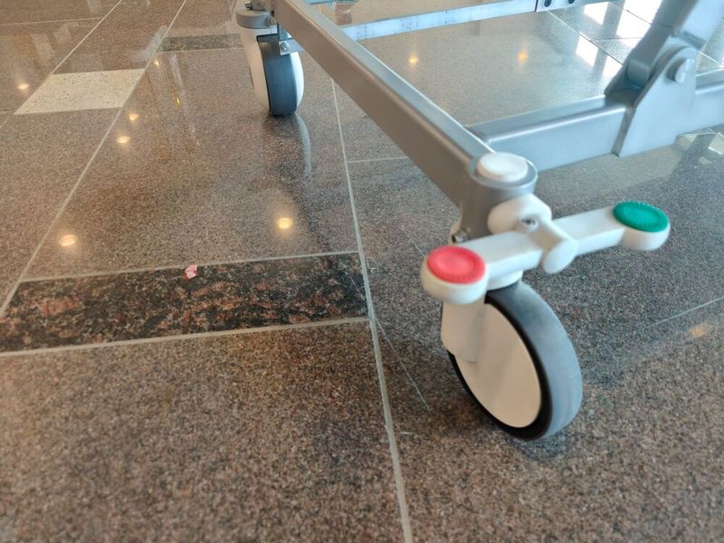 Allerdings geht es hier um die Bremsen und einen kleinen Motor: Das hintere Rad ist etwas dicker als die anderen. Der integrierte Motor unterstützt das Pflegepersonal beim Schieben – auch in Kurven und an Steigungen. Besucherinnen und Besucher der Veranstaltung können das Bett selbst vor Ort testen.  (Bild: © Serina Sonsalla)