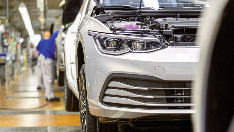 Die Produktion des VW Golf 8 läuft nicht so schnell wie sie könnte.(Bild:  Volkswagen AG)