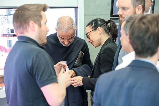 Der Marketplace am Nachmittag bot praxisnahe Einblicke in konkrete Laseranwendungen in der Medizintechnik.(Bild:  Trumpf Schweiz AG)