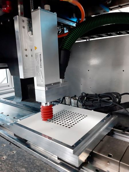 In nur 17 Sekunden schafft es die High-Speed-Drilling-Unit, 100 Löcher mit einem Durchmesser von 6 mm und 6 mm Tiefe mit höchster Präzision in eine für den Küchenmöbelbau typische, beschichtete Verbundholzplatte zu bohren.  (Tool Drives)