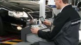 Mithilfe des HU-Adapters kann der Prüfer Elektronikkomponenten, z.B. das Kurvenlicht, ansteuern und deren Funktion kontrollieren. (Archiv: Vogel Business Media)