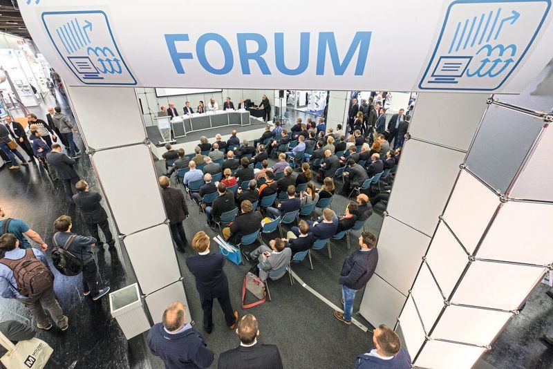 Zahlreiche Foren und Podiumsdiskussionen zu brennenden Fragen der Automatisierung und Digitalisierung ergänzen das Messeangebot. (Mesago Pressebild/Thomas Geiger)