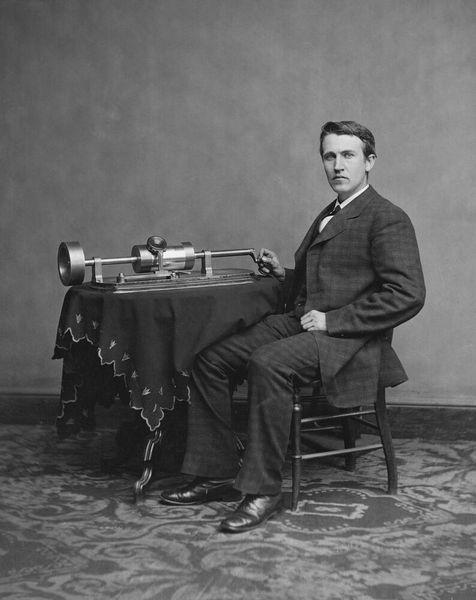Edison mit eniem Phonographen etwa 1877. (Bild: Gemeinfrei / CC / Wikimedia Commons)