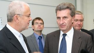 Infomierte über die aktuelle Wirtschaftslage bei Werma Signaltechnik: Werma-Geschäftsführer, Matthias Marquardt im Gespräch mit Ministerpräsident Günther H. Oettinger (vorne v.l.n.r.). Regierungspräsident Julian Würtenberger hat Oettinger auf seinem Besuch begleitet (hinten rechts) (Archiv: Vogel Business Media)