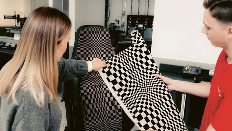 Inspiriert von wehenden Zielflaggen, ist das Pascha-Muster eine Hommage an den Motorsport und eine wehende Zielflagge. Erstmals 1977 im 928 in Südfrankreich der Öffentlichkeit präsentiert und bis Mitte der 1980er Jahre zudem auch im 911, 924 und 944 angeboten, wurde das pulsierende, lebendige Muster zu einem der prägendsten Interieur-Designs von Porsche. Der Name „Pascha“ sollte an osmanische Sultane erinnern, die auf komfortablen Seiden- und Samtkissen ruhten. (Bild: Porsche)