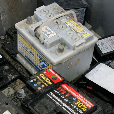 Blei-Säure-Altbatterien behalten den Abfallsschlüssel 16 06 01. Trotzdem rechnet der BIV-Kfz mit mehr Aufwand für Kleinmengenerzeuger und nennt dabei ausdrücklich Kfz-Werkstätten. (Bild: Harald Heinritz/abfallbild.de)