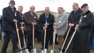 Betriebsstättenleiter Dieter Stolze, Michael Philipps  (Endress+Hauser),  Erwin Wenzel (PHF Bauplanung), Gerhard Echtle (Endress+Hauser), Landrat Lothar Koch, Geschäftsführer Matthias Altendorf und Bürgermeister Gerhard Enser (von links) setzen den ersten Spatenstich für das 8,5 Millionen Euro teure Projekt.  (Bild: Endress+Hauser)