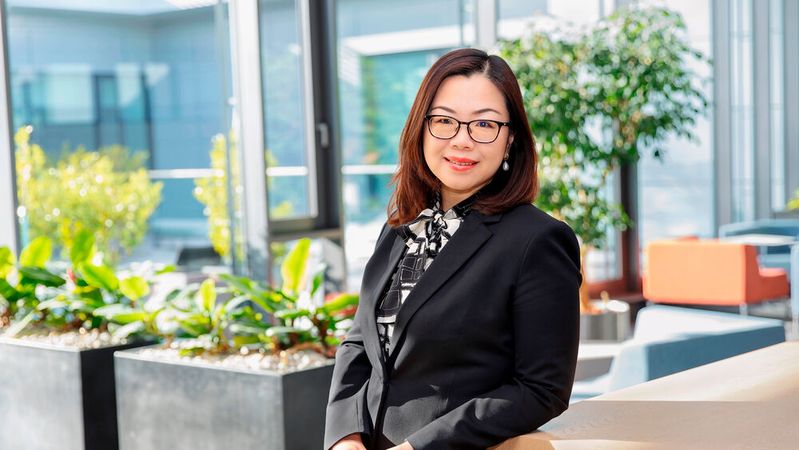 Yanni von Roy-Jiang, im Bild zu Webasto-Zeiten, hat bei Mercedes-Benz den Einkauf übernommen. Mit einem Brief übt sie nun massiv Druck auf die Zulieferer aus.(Bild:  Webasto)