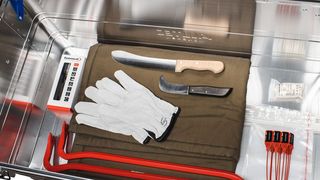 Nichts dem Zufall überlassen! Das ist der Blick auf den Inhalt der lebensrettenden Notfallbox von Deguma. Sie ist so ausgestattet, dass sie bei typischen Unfällen in Gummiwalzwerken besonders nützlich ist. (Bild: Deguma / Bilderwerk Geisa)