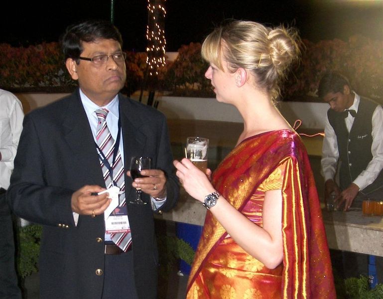 Miriam Hempel (Event Manager NürnbergMesse) with a conference delegate. (Picture: PROCESS)