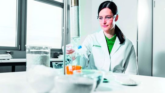 Chemikalienexperten der Dekra mahnen die zum 12. August in Kraft tretenden strengeren PFAS-Grenzwerte für Lebensmittelverpackungen an.(Bild:  Dekra)