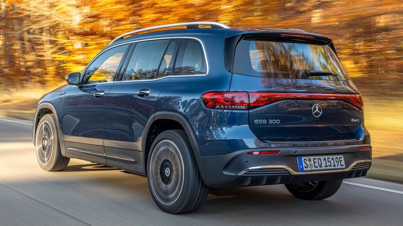 Am Heck gibt es ein durchgehendes Rückleuchten-Band. (Bild: Mercedes-Benz)