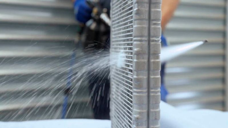 Die Airco Well-Verdampferreinigung mit Druckbecherpistole und Hygiene-Reiniger entfernt mit einer Mischung aus Reinigungs-Chemie und Mechanik Verunreinigungen.(Bild:  Tunap)