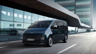 Hyundai will mit dem Staria dem VW Multivan Konkurrenz machen. (Bild: Hyundai)